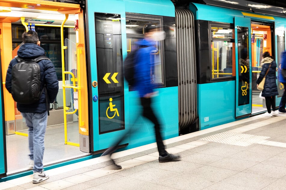 Eine U-Bahn hält an der Station "Hauptwache" in Frankfurt am Main - ab Anfang April wird auch der Rhein-Main-Verkehrsverbund (RMV) das neue Deutschlandticket im Angebot haben.