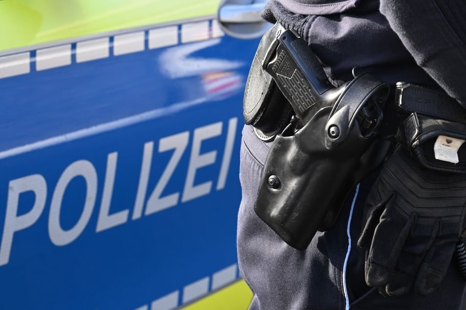In dem gemeldeten Fahrzeug entdeckten die Polizisten sowohl eine Anscheinspistole als auch eine Schreckschusspistole. (Symbolbild)