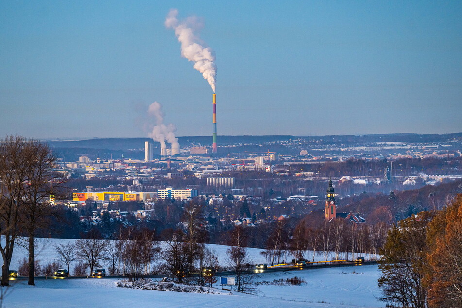 Der Harthauer Berg gibt Sicht auf die ganze Stadt.