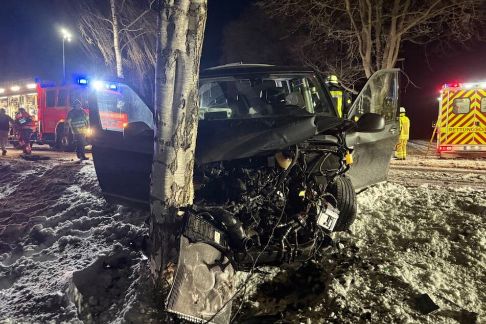 Der VW Bus wurde zerstört, die Insassen kamen immerhin nur mit leichten Verletzungen davon.