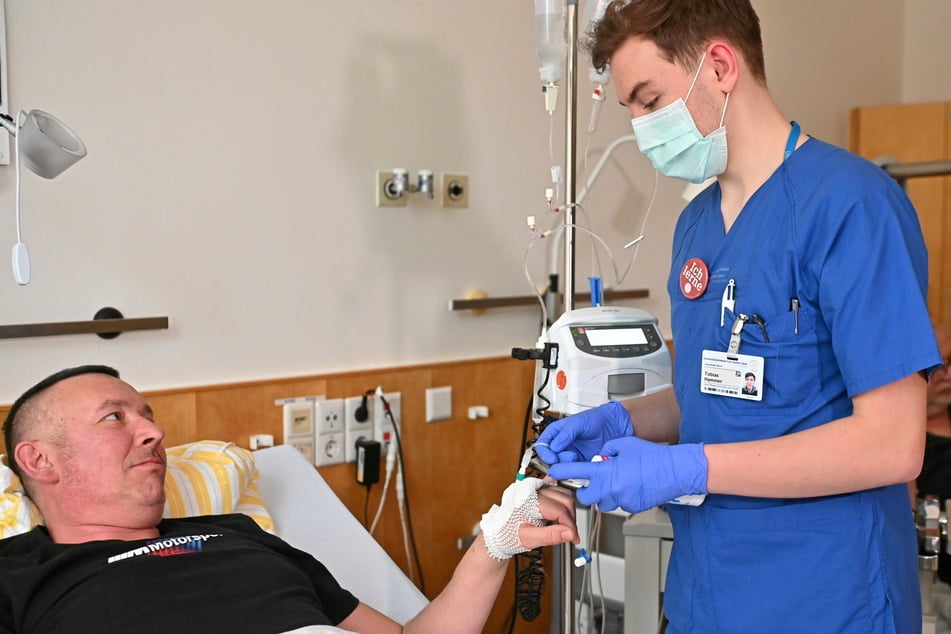Am Universitätsklinikum "Carl Gustav Carus" leiten Azubis zwei Stationen. So auch Tobias Hammer (18), der Patient Axel Grützner (50) einen Kanülen-Zugang legt.