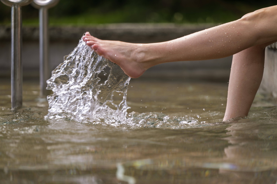 Die Füße in einem Wassertretbecken: gesund und erfrischend.