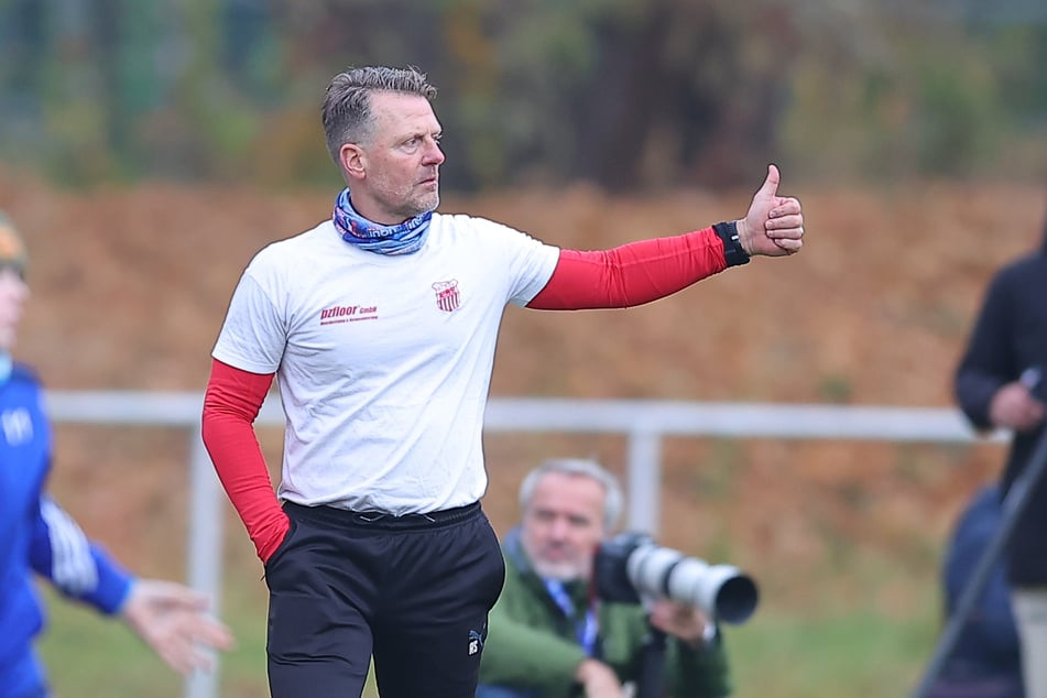 Daumen hoch! Chefcoach Rico Schmitt (57) war mit der Leistung seiner Mannschaft zufrieden.