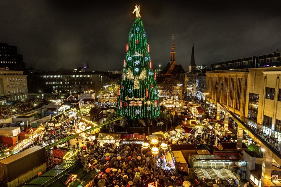 Die Spitze des Dortmunder Weihnachtsbaumes ziert ein vier Meter hoher Engel.