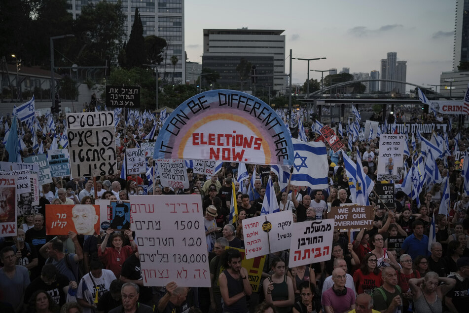 Menschen protestieren gegen die Regierung des israelischen Ministerpräsidenten Benjamin Netanjahu.