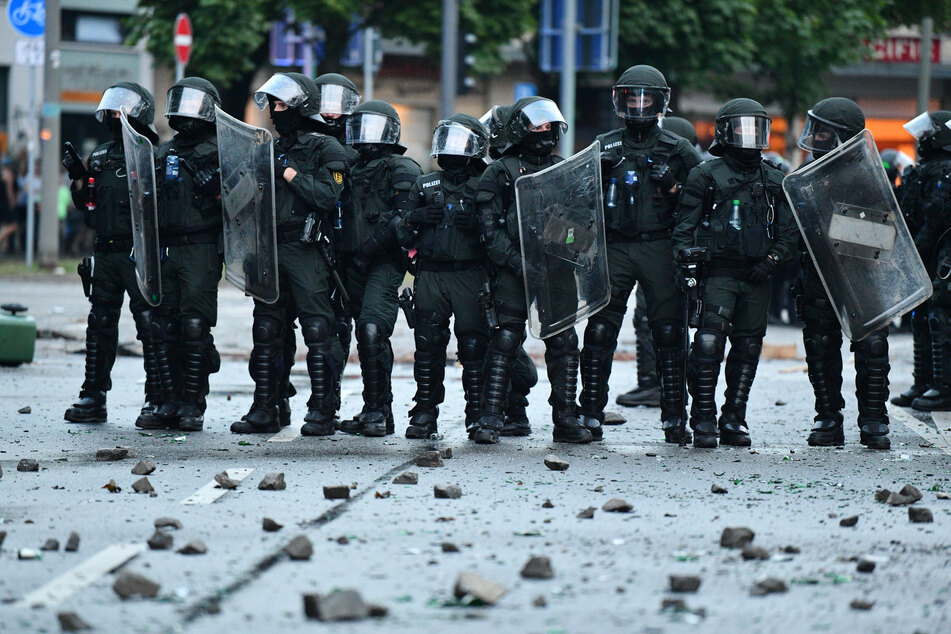 Die Polizisten wurden auch mit Steinen und Flaschen beworfen.