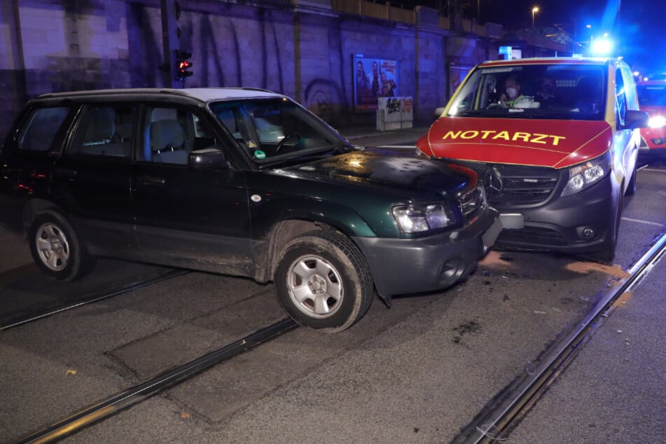 Auf der Antonstraße waren ein Notarzteinsatzfahrzeug und ein Subaru Forester zusammengestoßen.