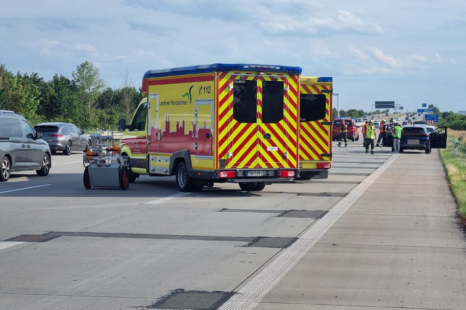 Durch den Crash mussten zwei Spuren der Autobahn gesperrt werden. Es kam zu Stau.