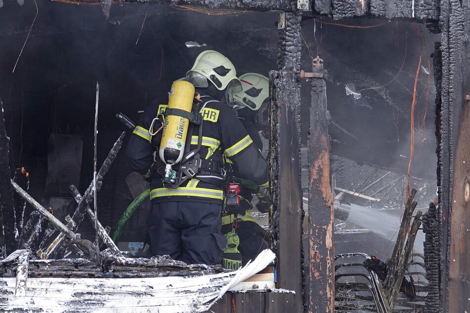 Die Feuerwehr konnte zumindest das Übergreifen auf weitere Gebäude verhindern. Anbau und Carport wurden aber massiv zerstört.