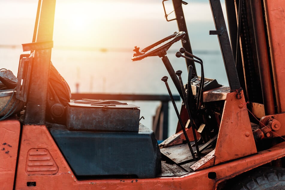 Gabelstapler kippt auf Arbeiter: Lebensgefahr!