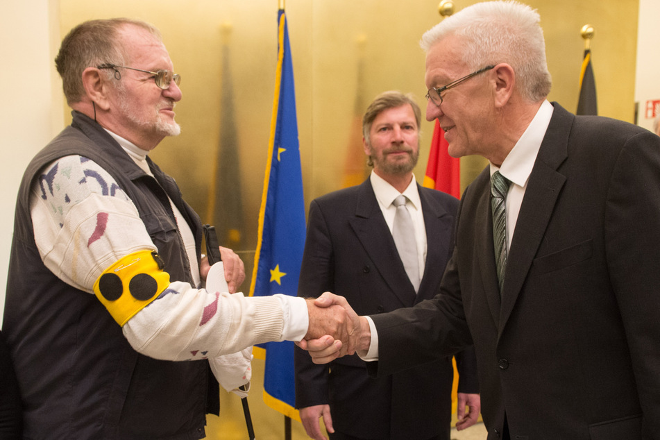 Dietrich Wagner (✝79) durfte auch die Hände des baden-württembergischen Ministerpräsidenten Winfried Kretschmann (75) schütteln. (Archivbild)