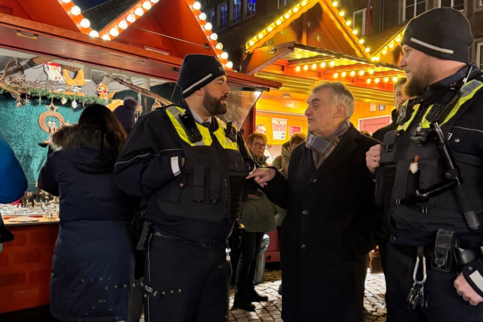 NRW-Innenminister Herbert Reul (72, CDU) hatte am Freitagabend einen Weihnachtsmarkt in Düsseldorf besucht und sich dort mit Polizisten ausgetauscht.