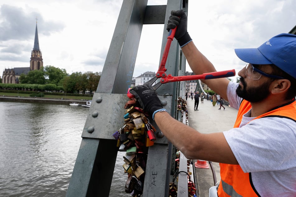 Mehrere Hundert der Liebesschlösser mussten für die Installation der neuen Beleuchtung am Eisernen Steg weichen.