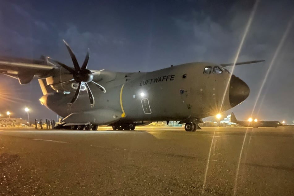 Ein militärisches Transportflugzeug, ein Airbus A400M der deutschen Luftwaffe, auf dem Flughafen von Taschkent: Die Bundeswehr hat weitere deutsche Staatsbürger und afghanische Ortskräfte aus Kabul evakuiert.