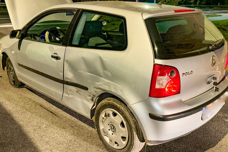 In dem zurückgelassenen VW Polo fand die Polizei zwei Schreckschuss-Revolver.