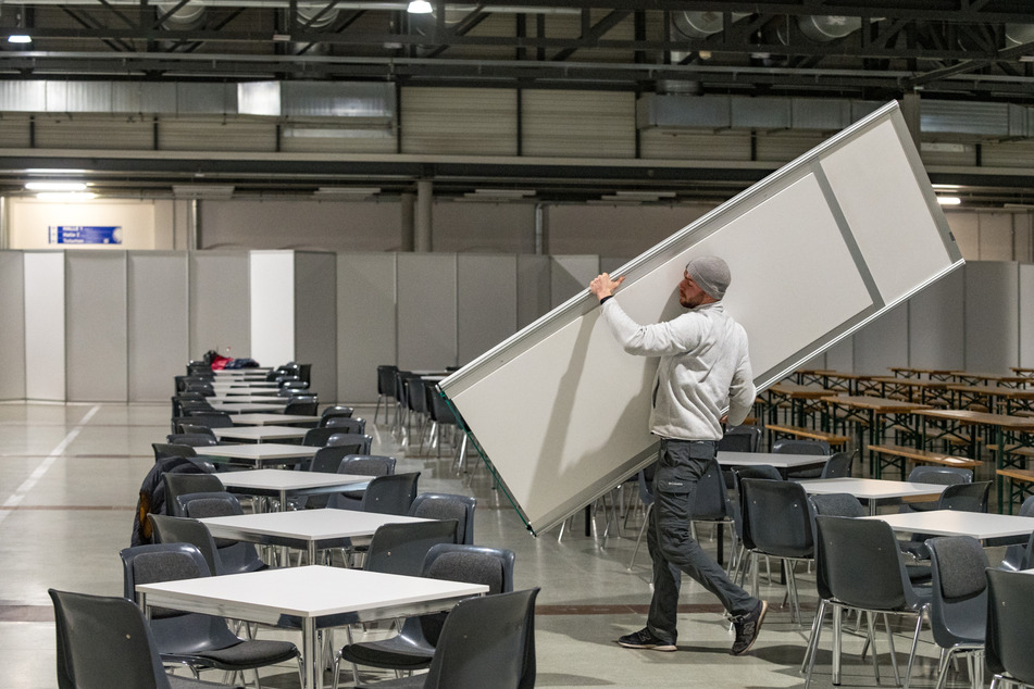 Im Eiltempo machen Messebauer aus der Halle 4 der Dresdner Messe ein Ankunftszentrum für Ukraine-Flüchtlinge.