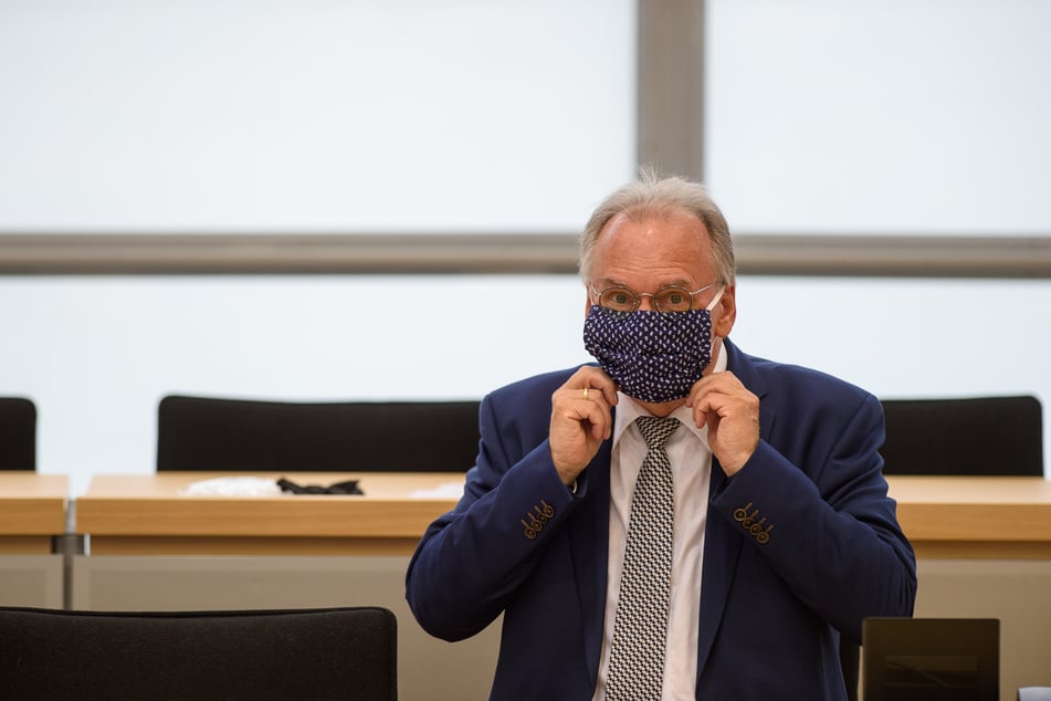 Reiner Haseloff (CDU), Ministerpräsident des Landes Sachsen-Anhalt sitzt mit Mund-Nasen-Schutz an der Regierungsbank.