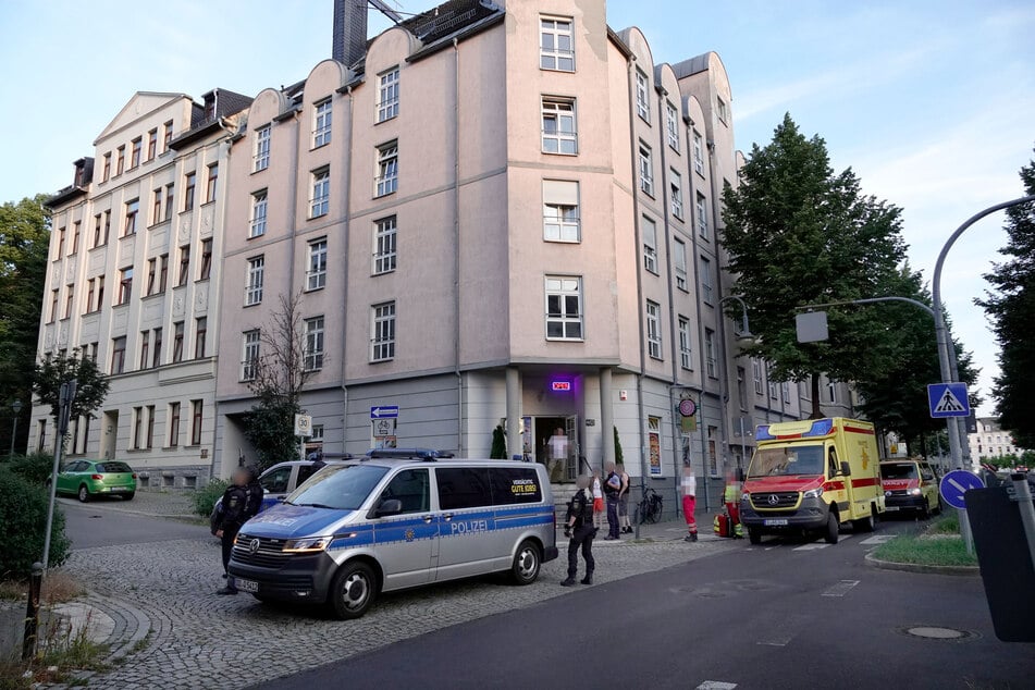 Polizei und Rettungskräfte an der Gießerstraße in Chemnitz: Hier schoss ein Mann (40) am Freitagabend aus einem Fenster auf einen Passanten (41).