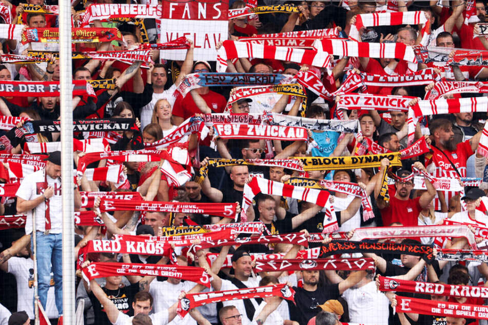 Tickets sind an allen bekannten Vorverkaufsstellen sowie online im Schwäne-Ticketshop erhältlich.