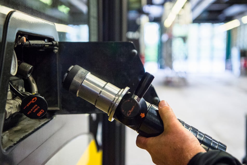 In Augsburg haben die Stadtwerke bislang auf Biogas gesetzt, jetzt wird auf E-Busse umgerüstet. (Archivbild)