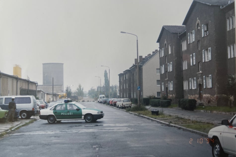 Dieses Foto ist am 2. Oktober 1994 entstanden und zeigt die Taubenstraße in Blickrichtung Weststraße. Der Tatort liegt auf dem rechten Gehweg vor den Häusern. Die Gebäude existieren heute nicht mehr.