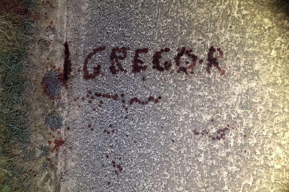 Der Name "Gregor" war mit menschlichem Blut auf den Weg geschrieben worden.
