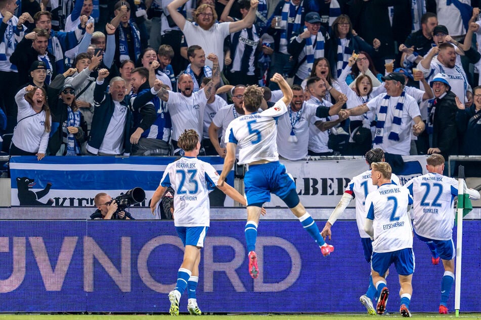 Ekaste pur: Hertha jubelt nach Marten Winklers (r.) Führungstreffer.
