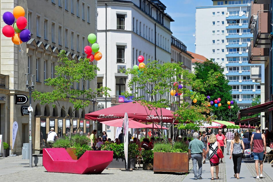 Auf der inneren Klosterstraße gibt es neben zahlreichen Restaurants am Samstag auch großartige Livemusik.