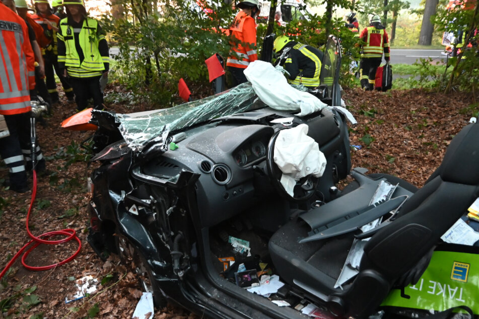 Auto komplett zerstört: 63-Jähriger kracht mit Wagen gegen mehrere Bäume!