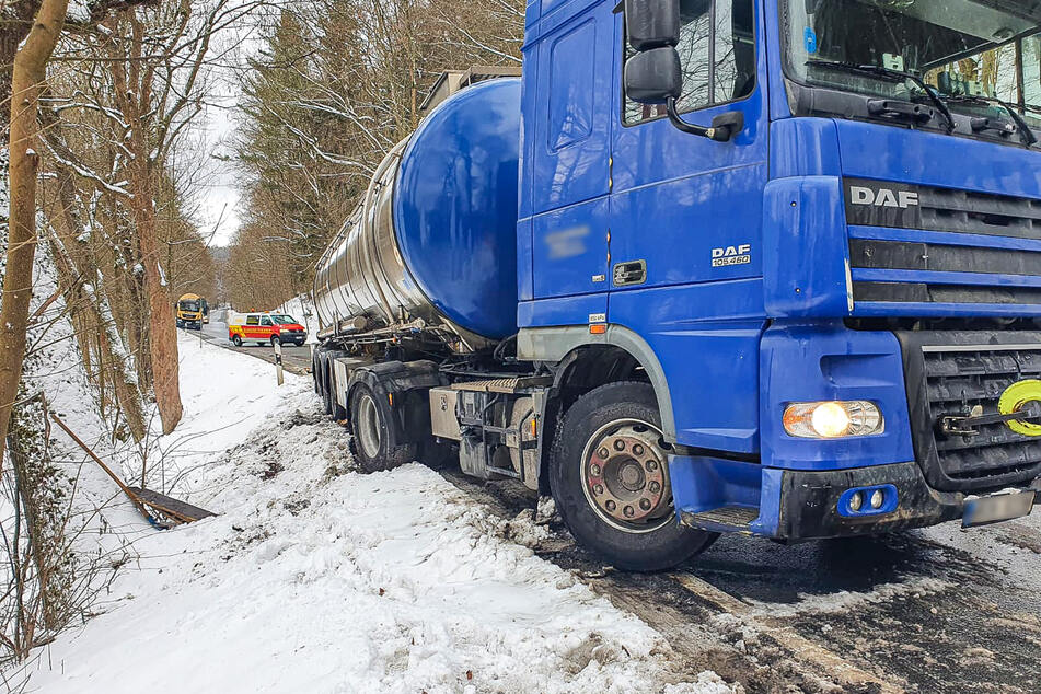 Der mit Schwefelsäure beladene Lkw fuhr sich fest.