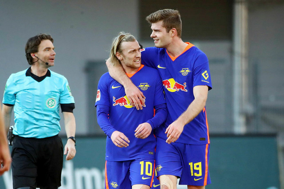 Emil Forsberg (29, M.) und Alexander Sörloth (24, r.) erzielten zwei der drei Leipziger Tore in Freiburg.