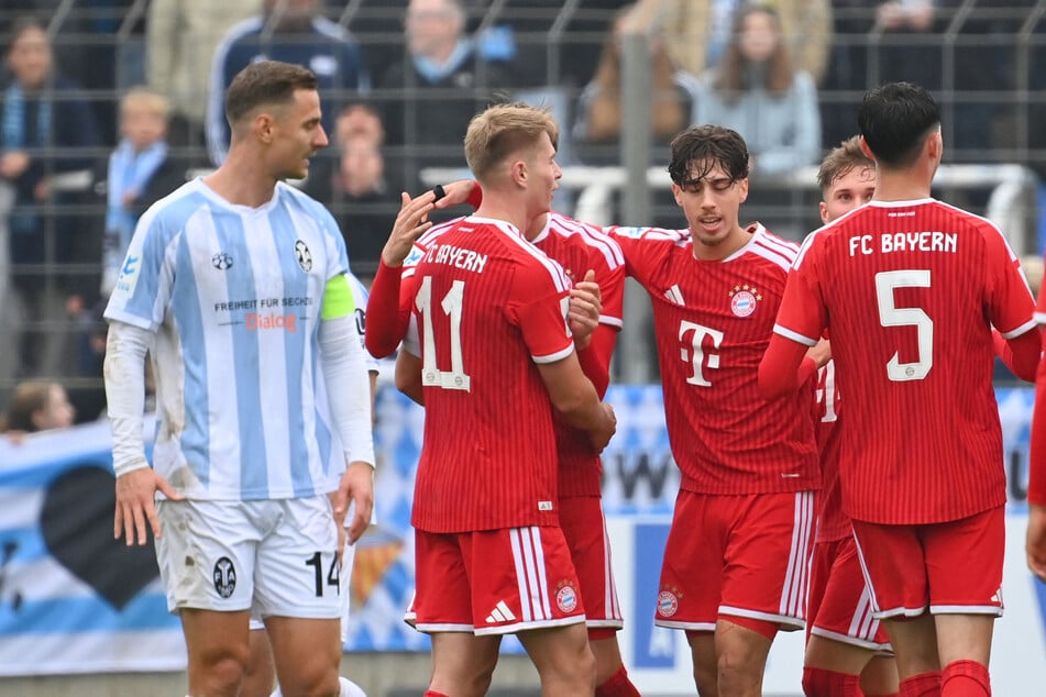 Anton Heinz (2.v.l.) feiert seinen Treffer zum 3:1 für die Bayern.