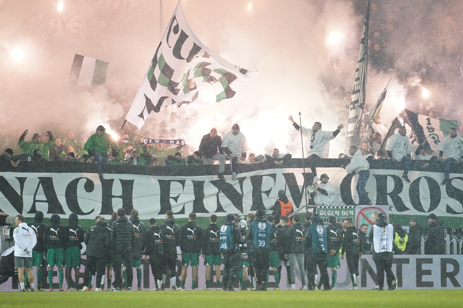 Die Mönchengladbacher Fans zündeten nach der Spielabsage die für die Partie bestimmte Pyrotechnik.