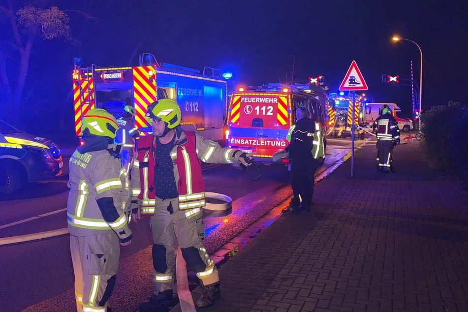 Die Feuerwehr fand die schwer verletzte Person bei den Löscharbeiten.