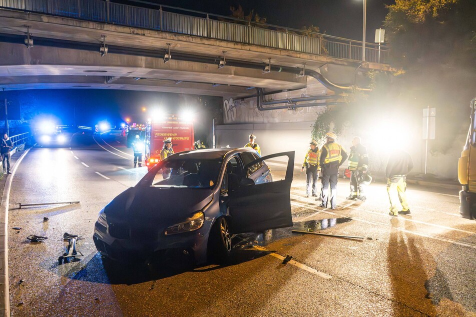 Der BMW war fünf Meter in die Tiefe gestürzt. Der 20-jährige Fahrer wurde dabei leicht verletzt.