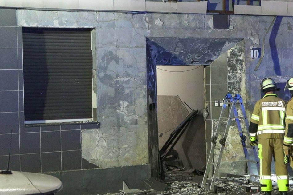 In der Nacht zum Donnerstag hatte eine laute Explosion für Verwüstung an einem Hauseingang gesorgt.