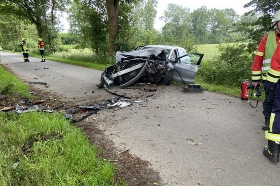 Der 83 Jahre alte Fahrer des Mercedes wurde durch den Unfall schwer verletzt.