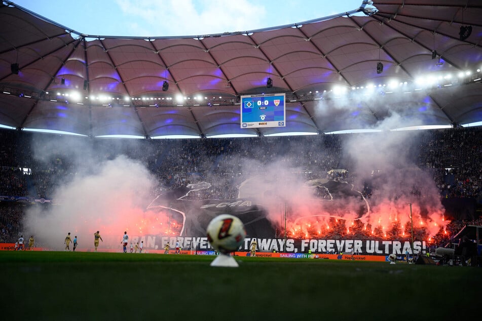Mit Choreo und Pyrotechnik unterstütze die Nordkurve die Mannschaft im Spiel gegen den VfB Stuttgart.