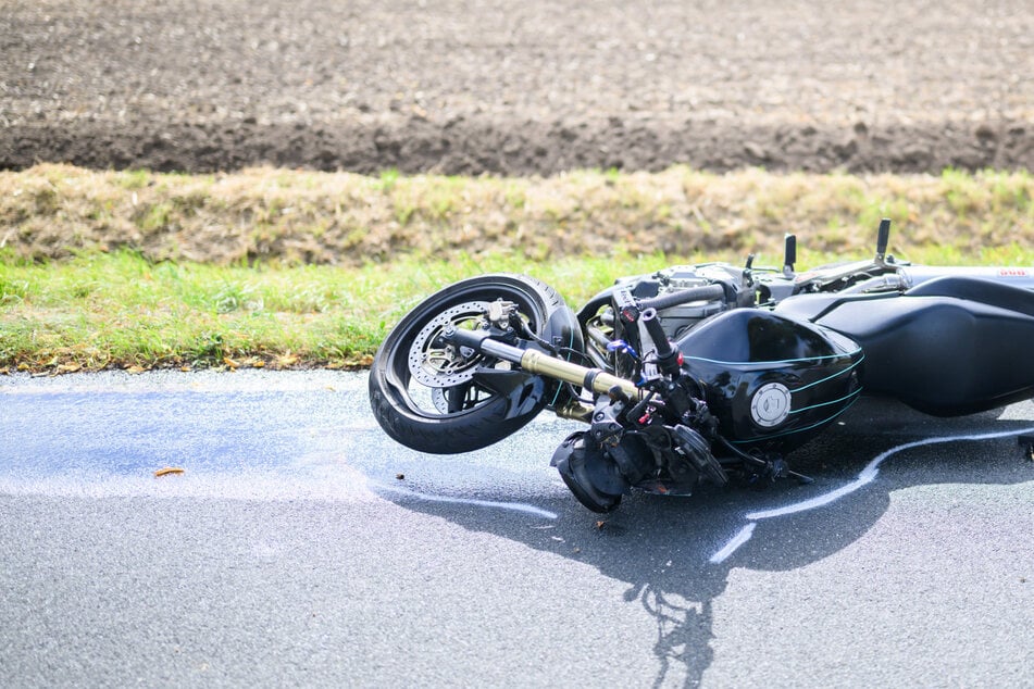 Unfall A: Motorradfahrer auf A10 schwer verletzt – Rettungshubschrauber im Einsatz