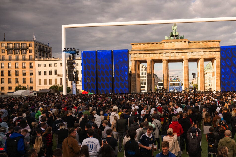 Berliner Fanmeile nach Unwetterwarnung wieder geöffnet