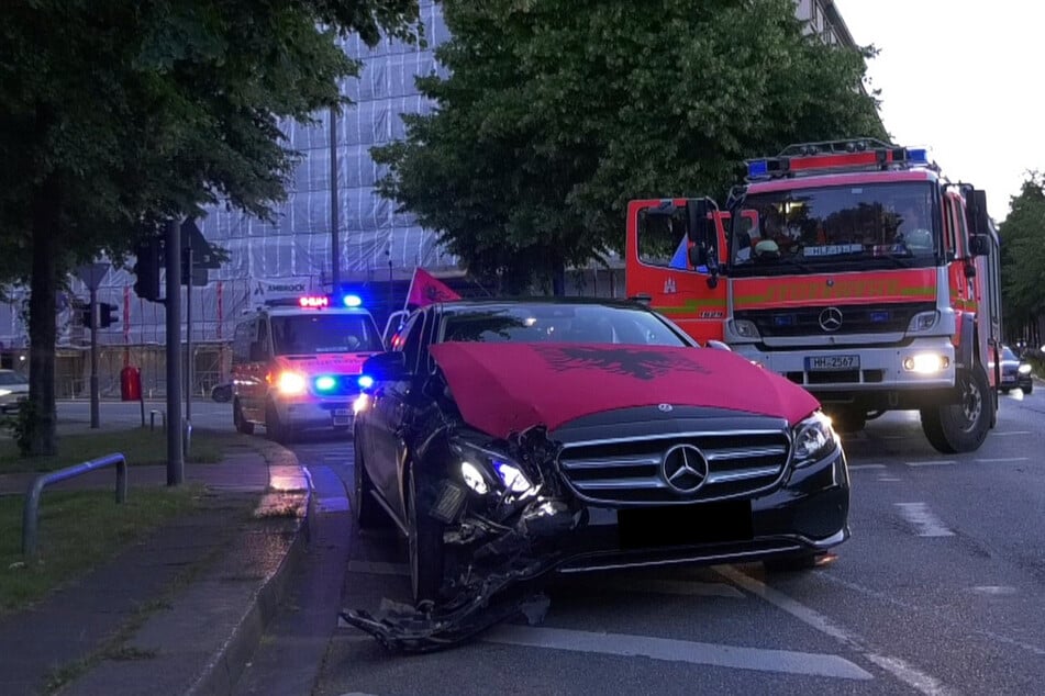 Ein Mercedes krachte am Abend in eine Unfallstelle.