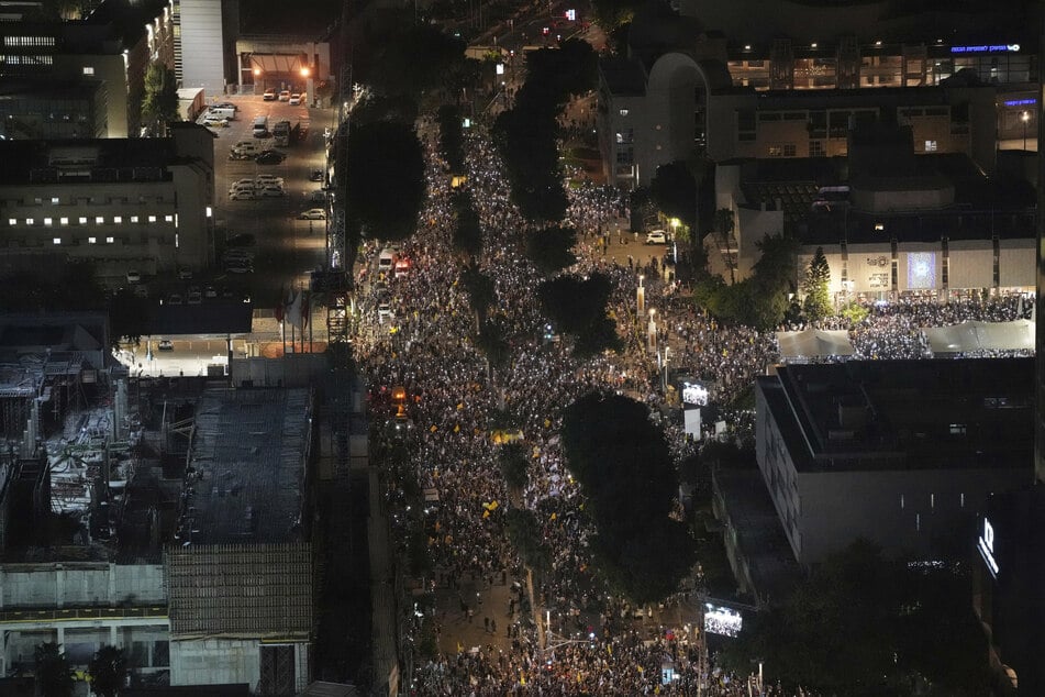 In Tel Aviv sind hunderttausende Menschen auf die Straße gegangen.