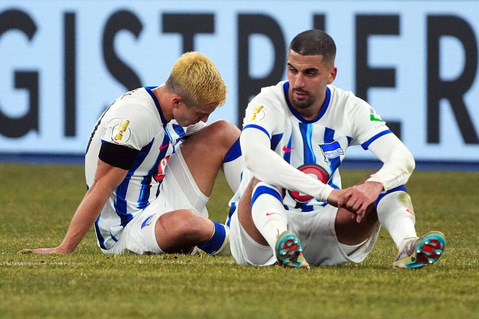 Marc Oliver Kempf (29, l.) und Aymane Barkok (25) sitzen nach dem Pokal-Aus gegen Kaiserslautern enttäuscht auf dem Rasen im Berliner Olympiastadion.