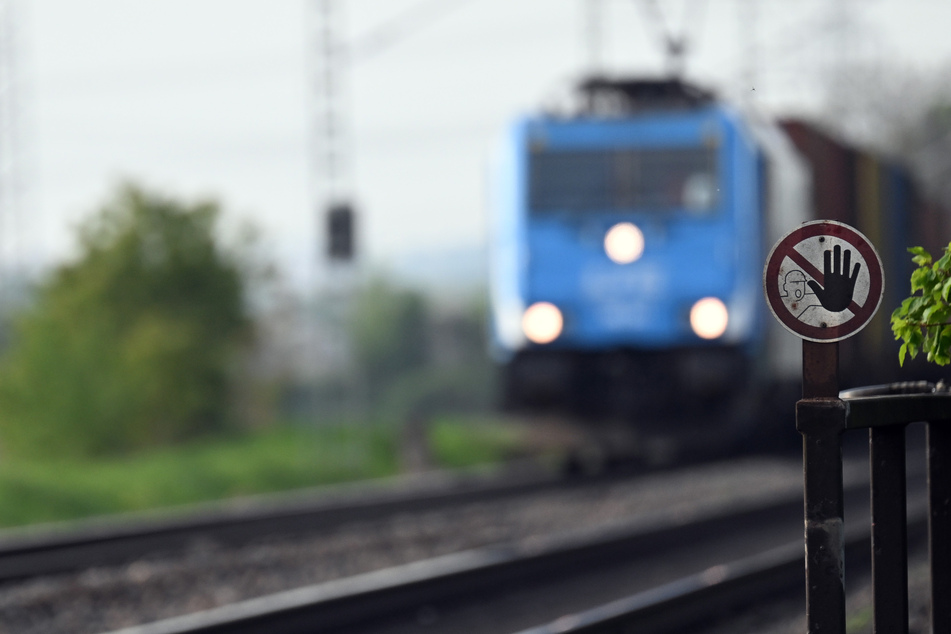 Teenager überquert Gleise vor Zug: Vollbremsung!