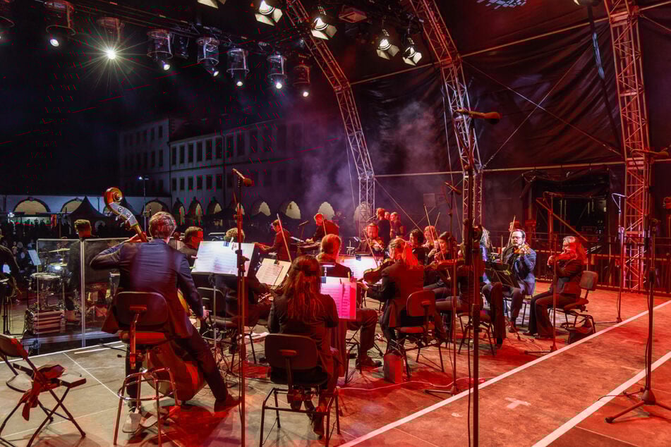 Thomas Hahn und die Thüringen Philharmonie bringen Pop und Orchesterklang unter den Sternenhimmel.