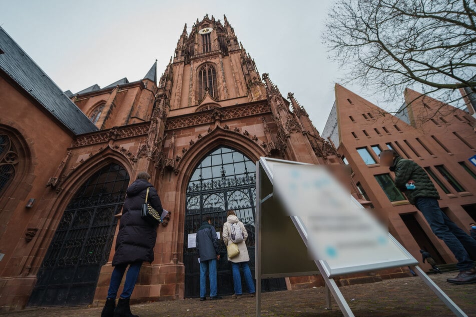 Frankfurt: Einsatz im Frankfurter Dom: Wassermassen machen Touristen-Hotspot zu schaffen