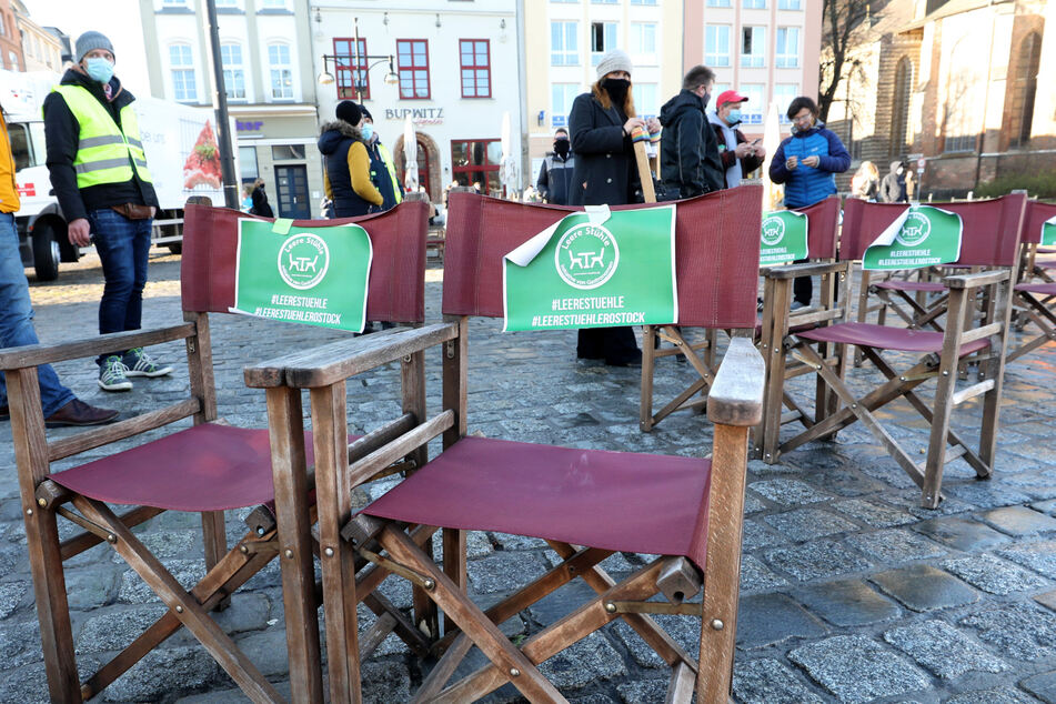 Nach einem Autocorso durch die Stadt haben sich die Teilnehmer der Aktion "Leere Stühle" auf dem Neuen Markt eingefunden, wo leere Stühle stehen.