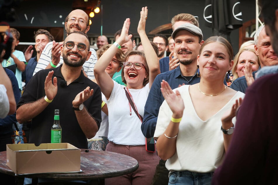 Die Grünen feierten in der "Groove Station" Dresden mit ihren Direktkandidaten Kassem Taher Saleh (28, l.) und Merle Spellerberg (24, r.).