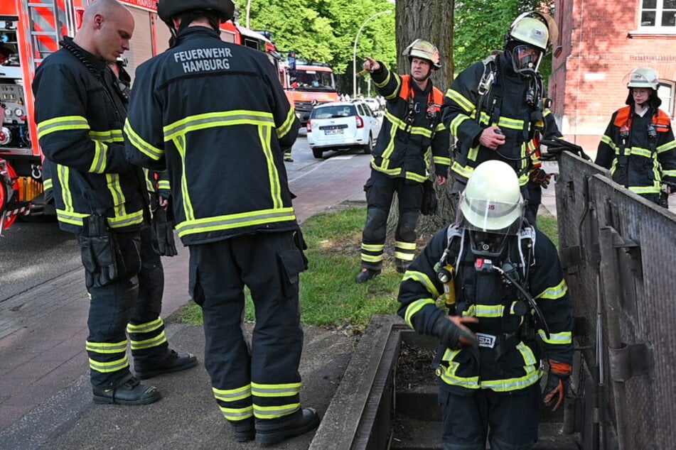 Zwei Trupps der Feuerwehr begaben sich unter Atemschutz in den betroffenen Tunnelabschnitt.