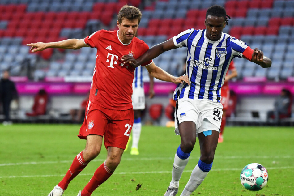 Bayerns Thomas Müller (31, l.) und Herthas Dedryck Boyata (30) kämpfen um den Ball.